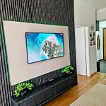 Srna Lux East Gate With Selfs Check In & Free Parking Apartment
