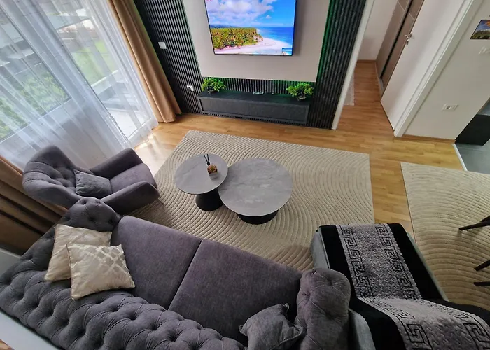 Апартаменти East Gate Srna Lux With Rent A Car Скоп'є